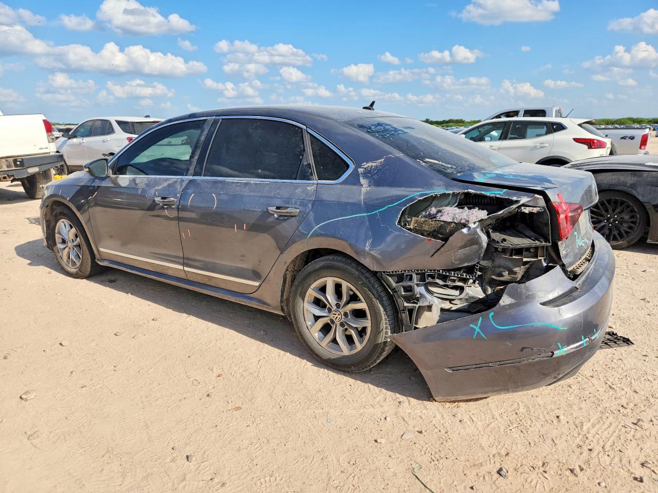 2017 Volkswagen Passat S - Фото 2