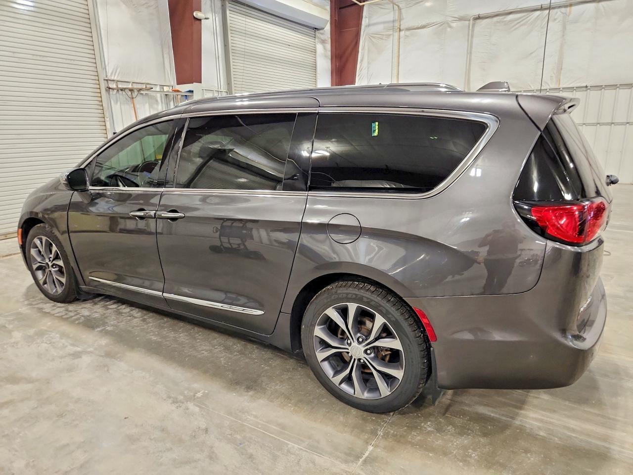 2017 Chrysler Pacifica Limited - Image 2