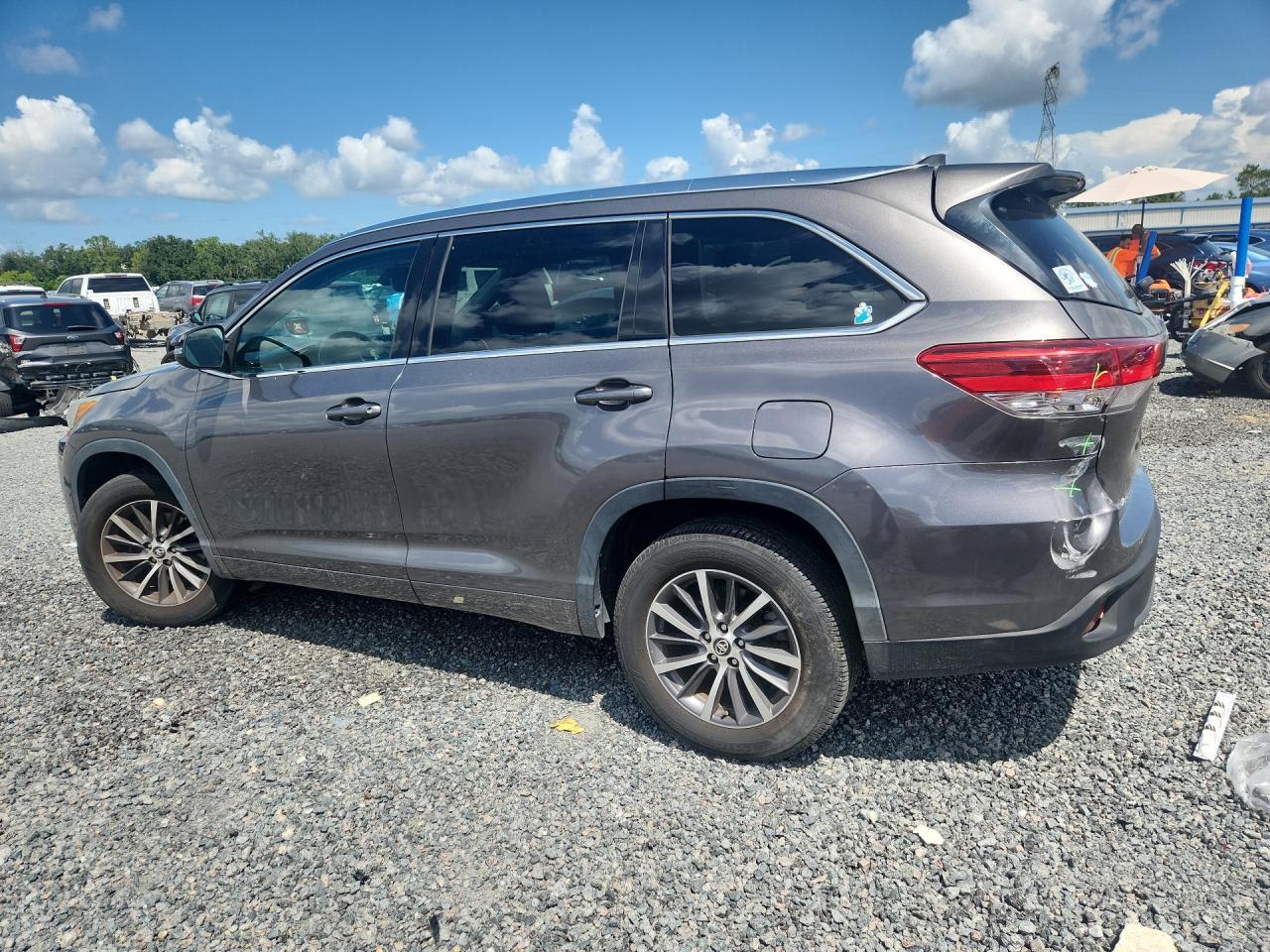 2017 Toyota Highlander Xle - Image 2
