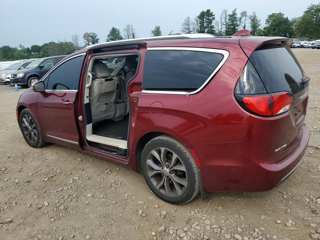 2017 Chrysler Pacifica Limited - Image 2