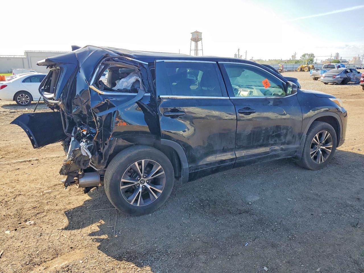 2017 Toyota Highlander Le Plus - Image 3