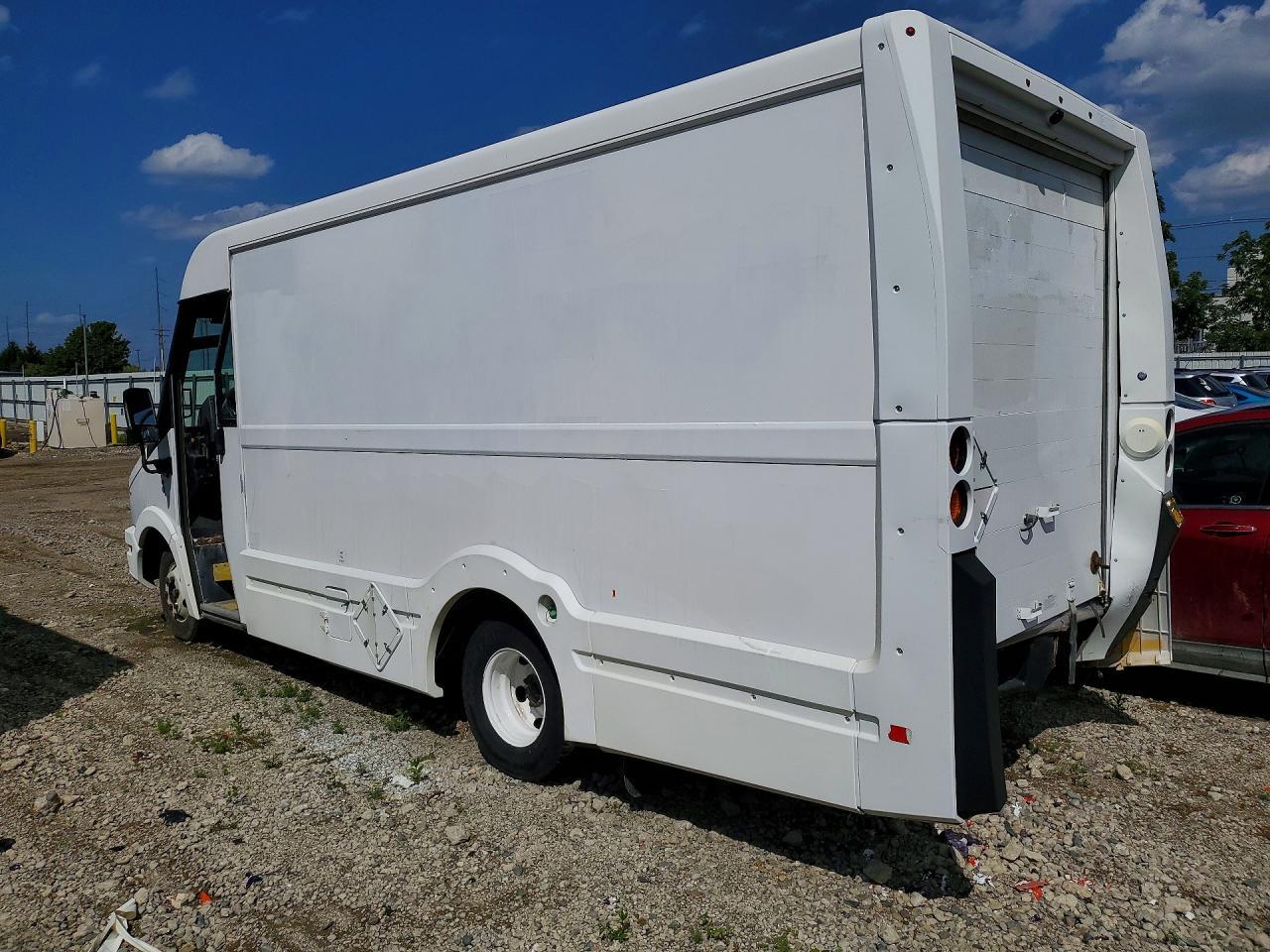 2018 Isuzu Npr Reach - Delivery Van - Фото 2