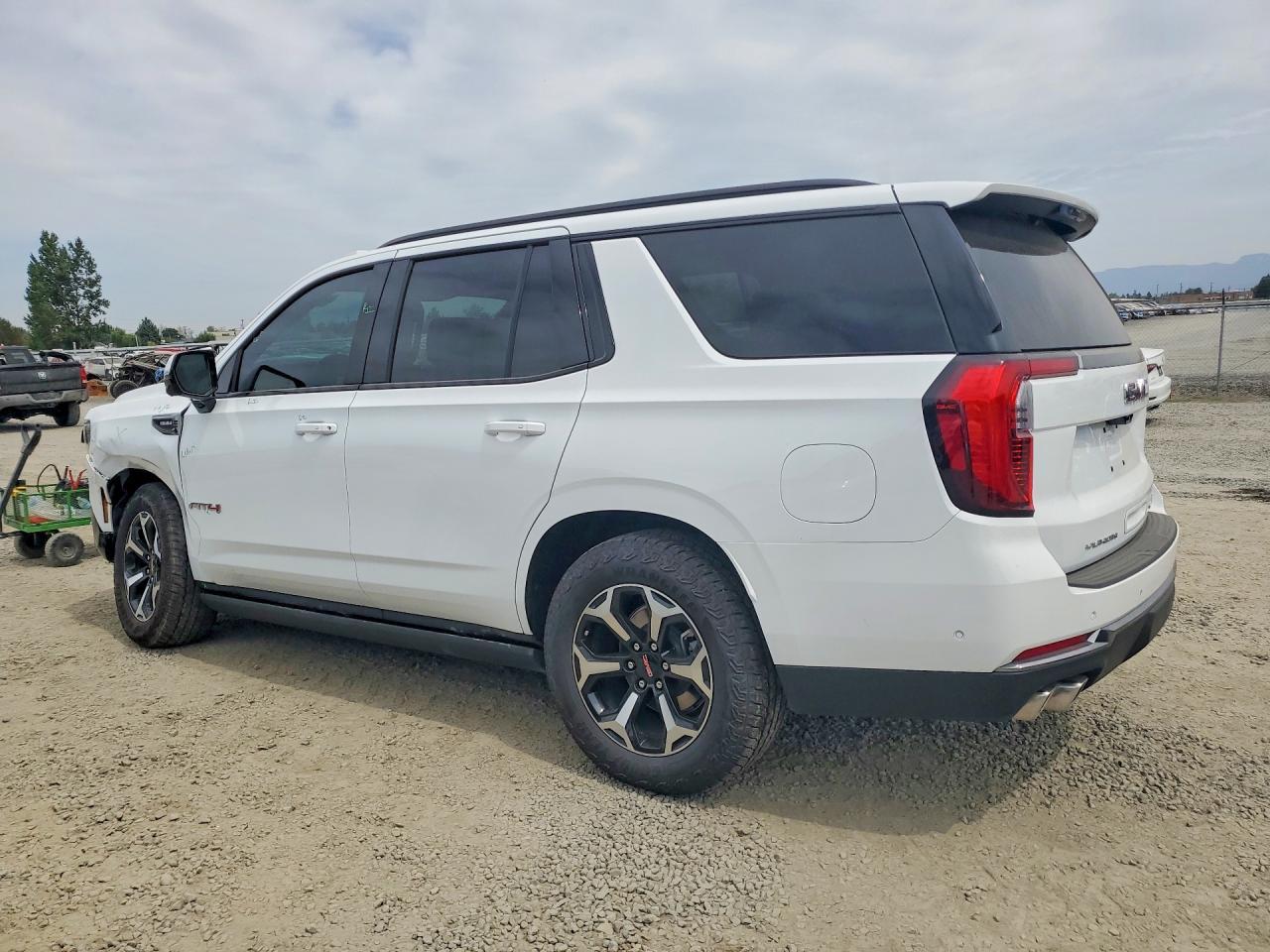 2025 GMC Yukon At4 - Фото 2