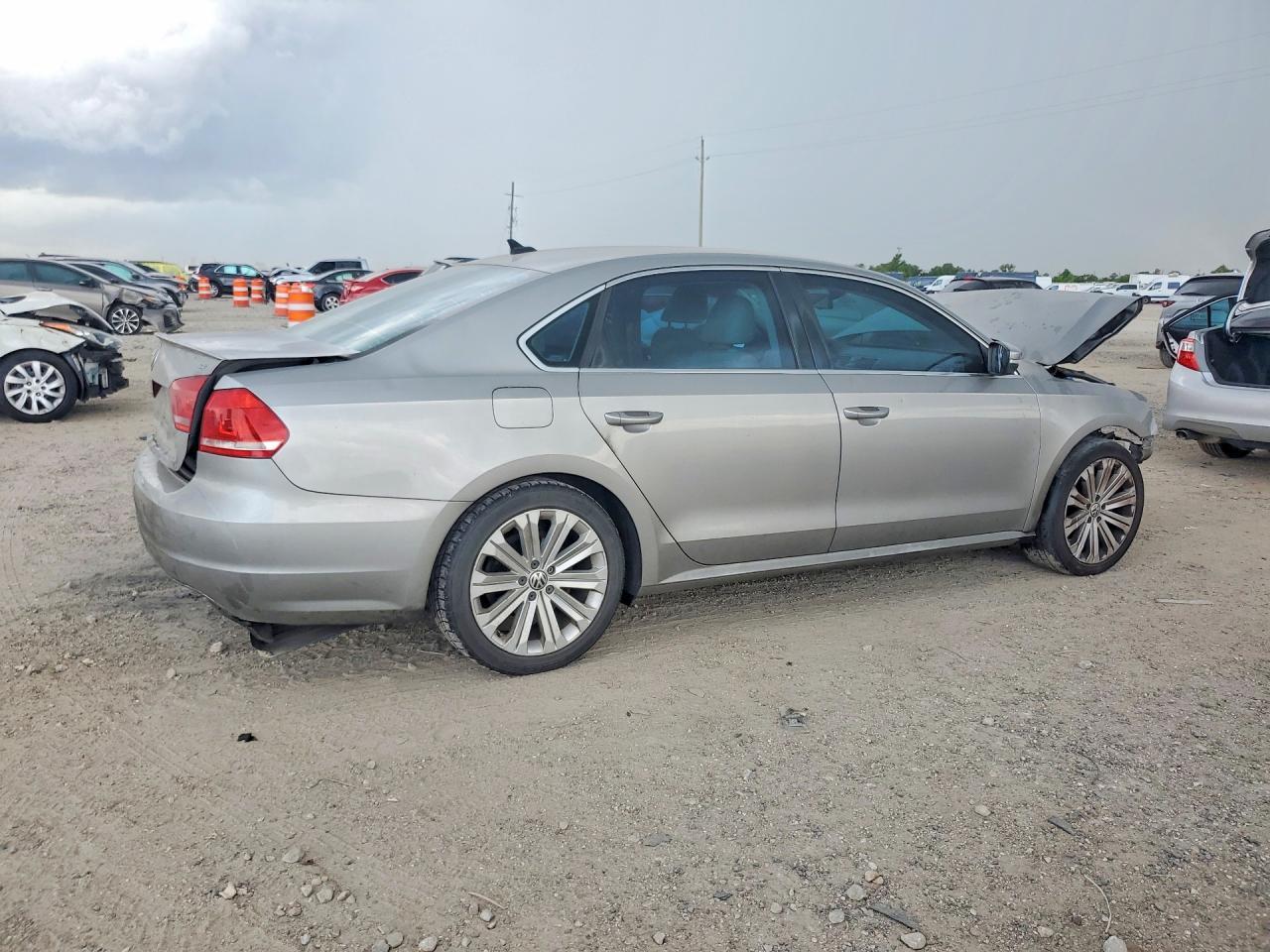 2012 Volkswagen Passat Se - Image 3