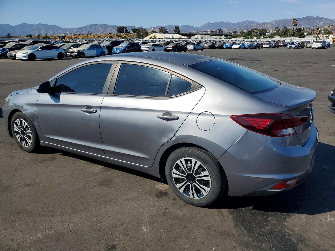 2019 Hyundai Elantra Se - Image 2