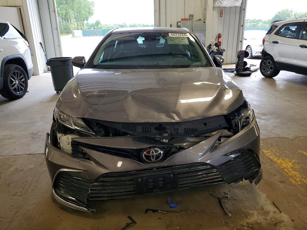 2022 Toyt Camry Le - Image 5