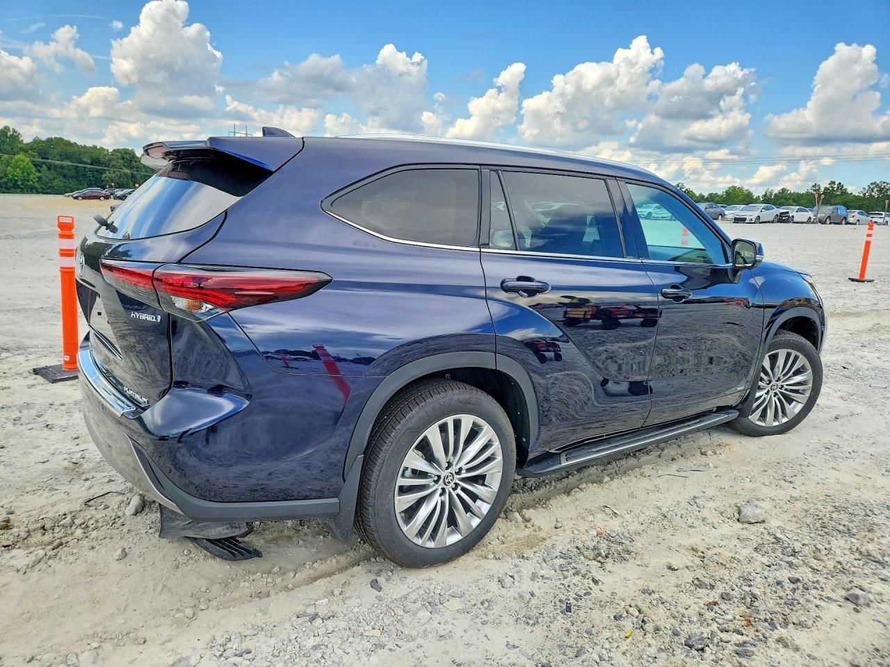 2024 Toyota Highlander Hybrid Platinum - Image 3