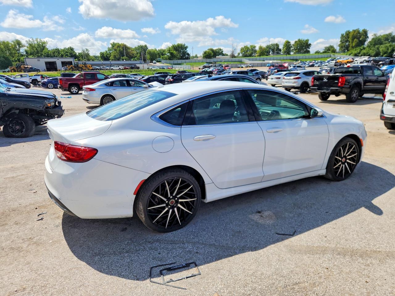 2015 Chrysler 200 Limited - Фото 3