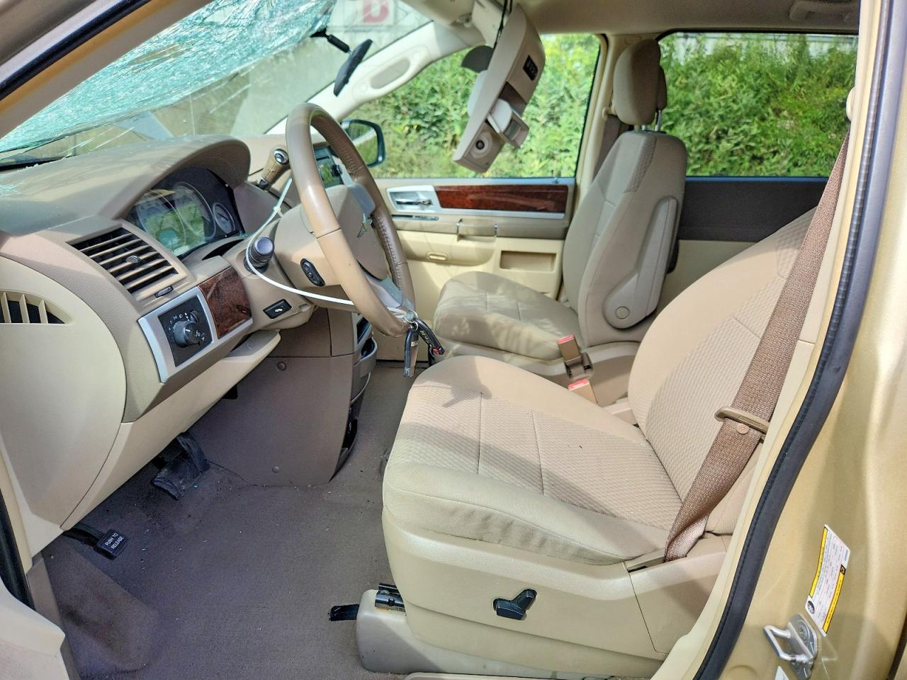 2010 Chrysler Town & Country Touring - Image 7