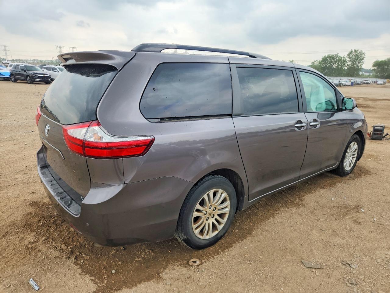2015 Toyota Sienna Xle Premium 8-Passenger - Image 3