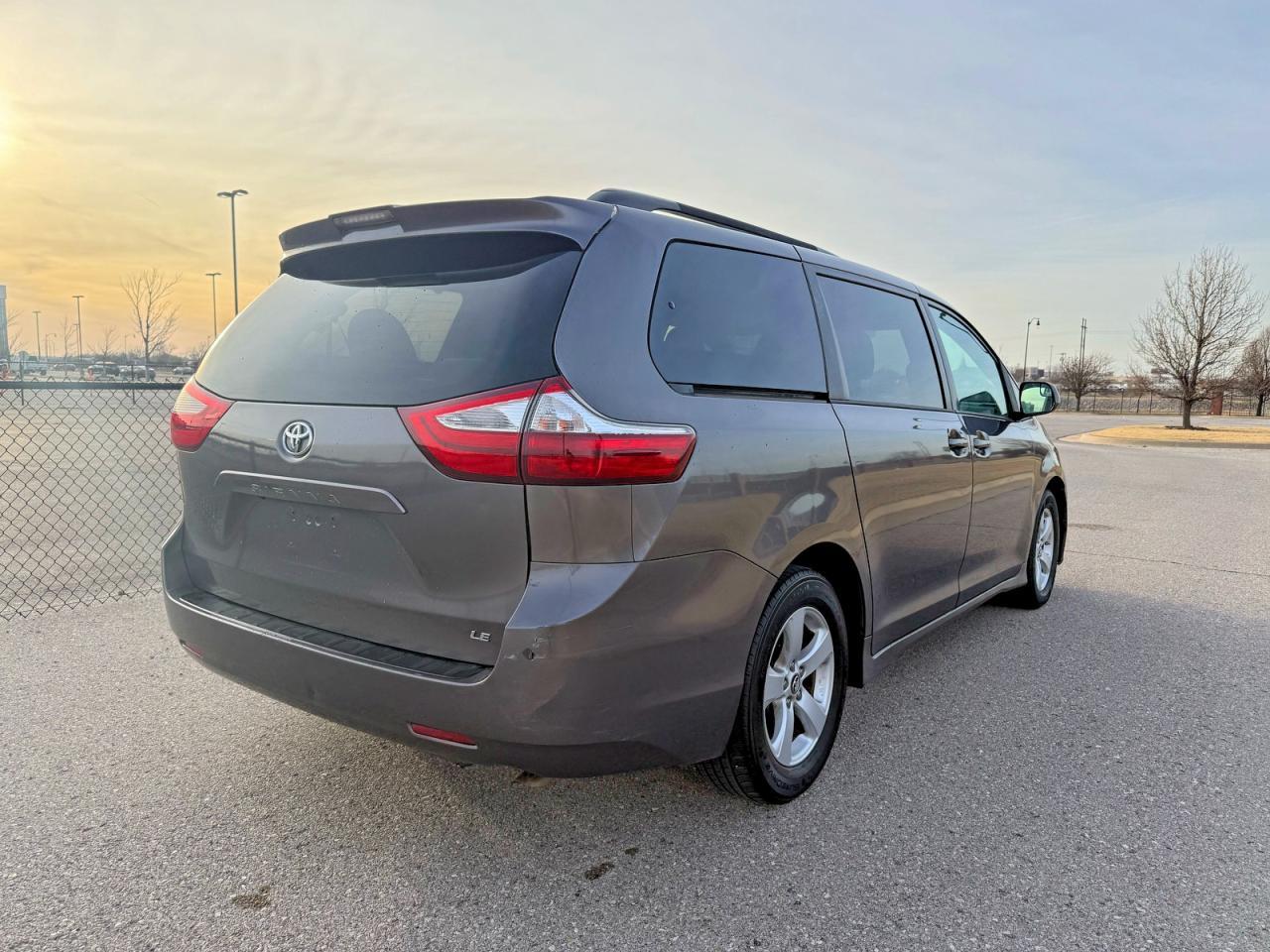 2018 Toyota Sienna Le - Image 4