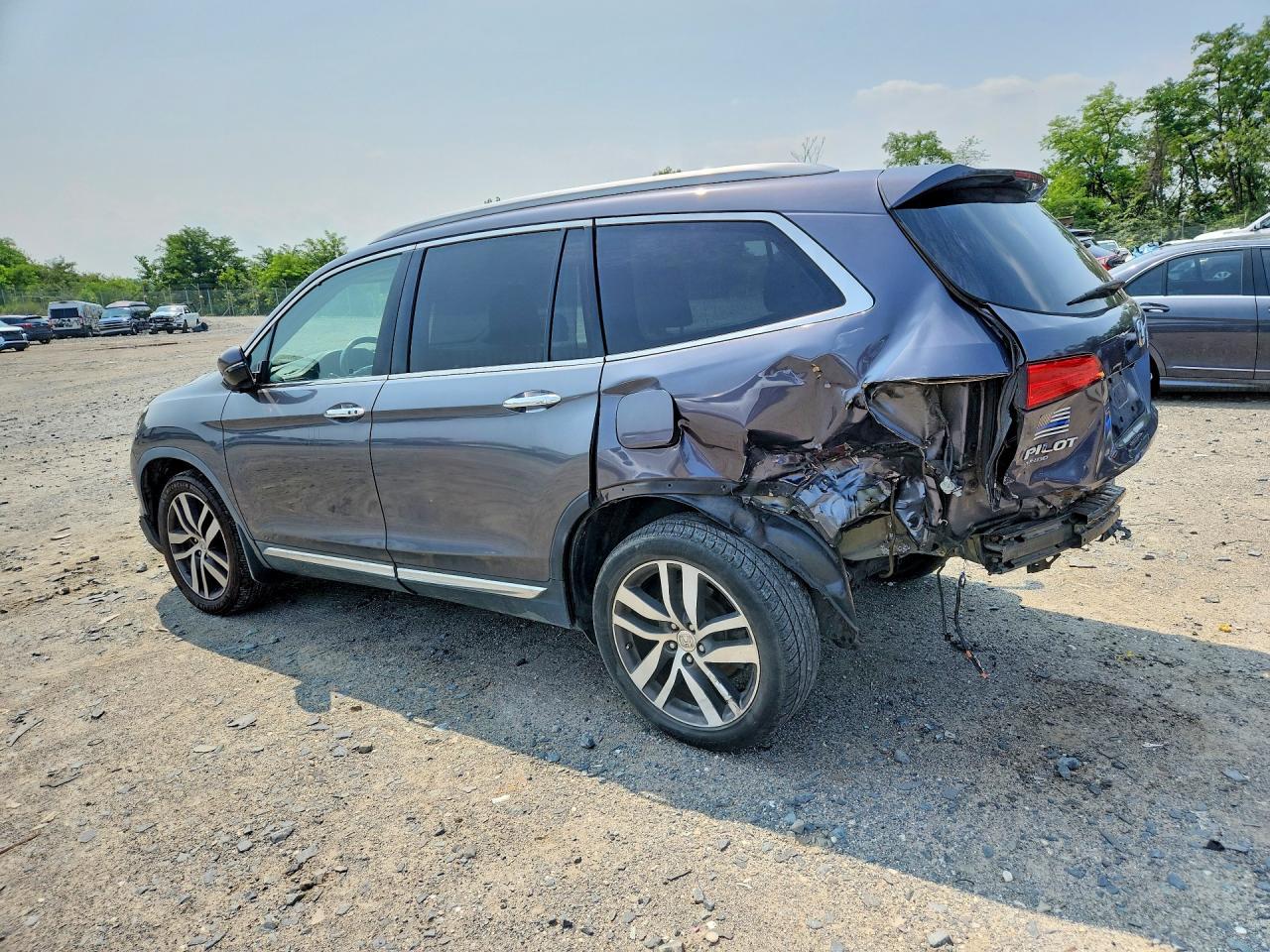 2017 Honda Pilot Touring - Image 2