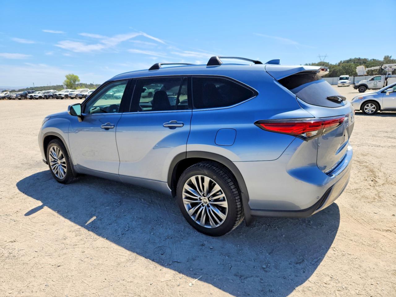 2022 Toyota Highlander Platinum - Фото 2