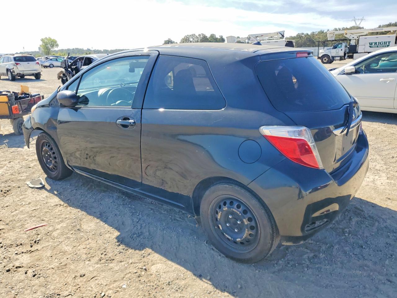 2012 Toyota Yaris 3-Door Le - Фото 2