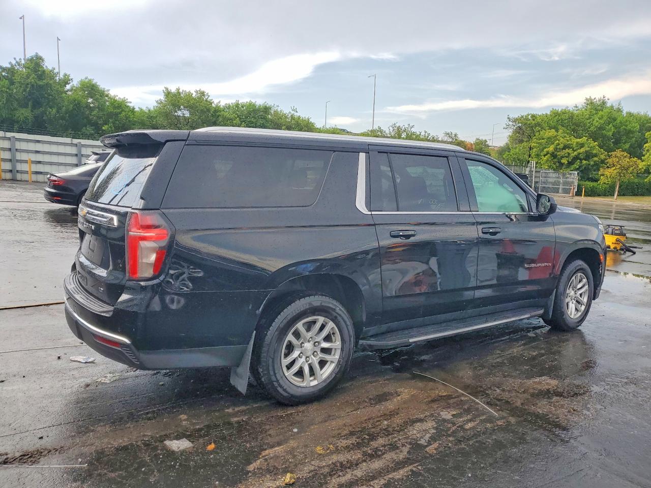 2021 Chevrolet Suburban K1500 Lt - Image 3