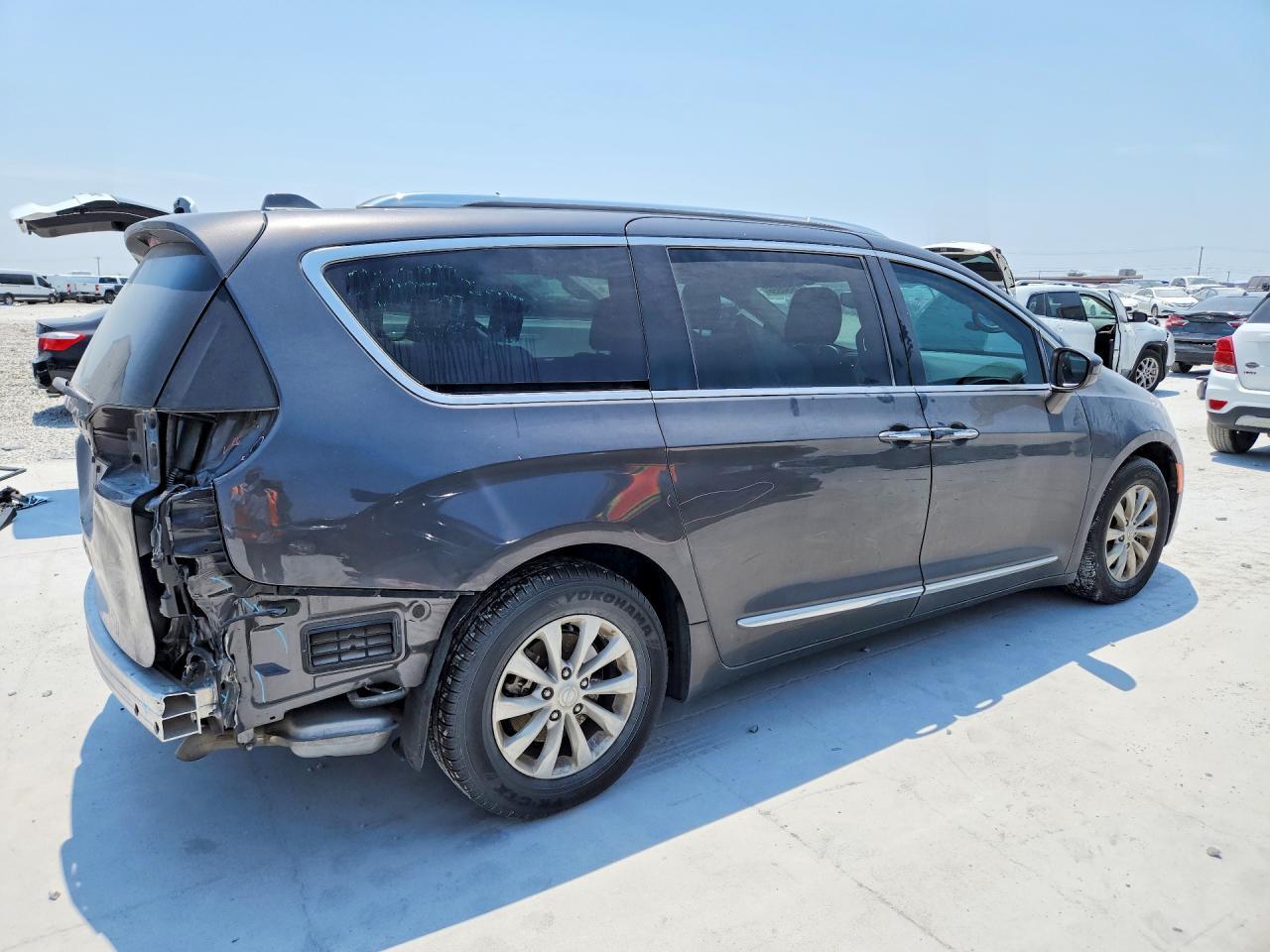 2018 Chrysler Pacifica Touring L - Фото 3