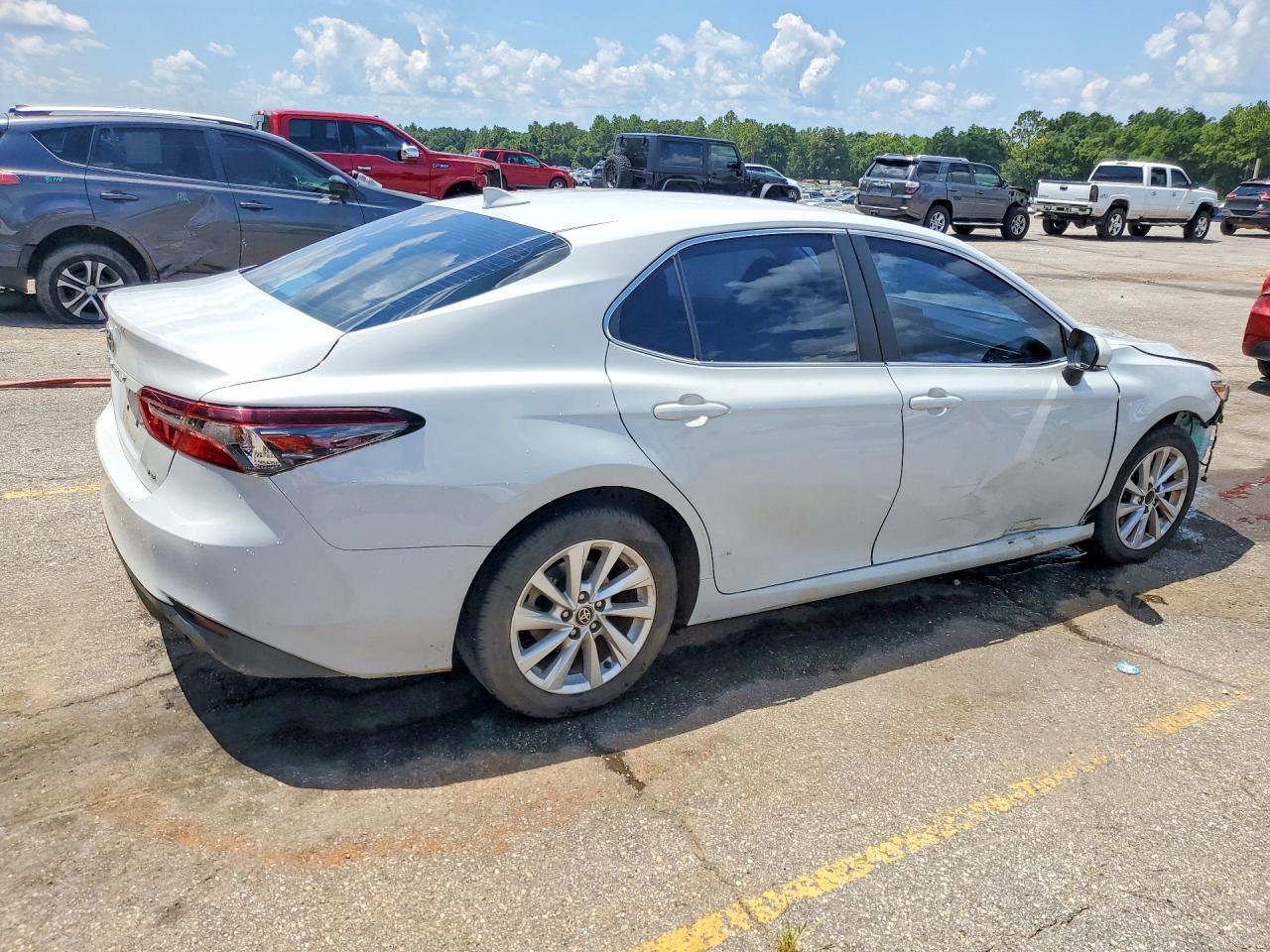 2023 Toyota Camry Le - Фото 3