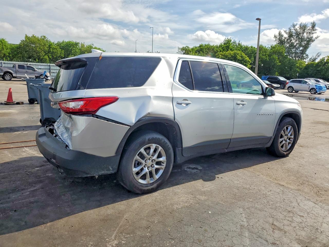 2020 Chevrolet Traverse Ls - Image 3