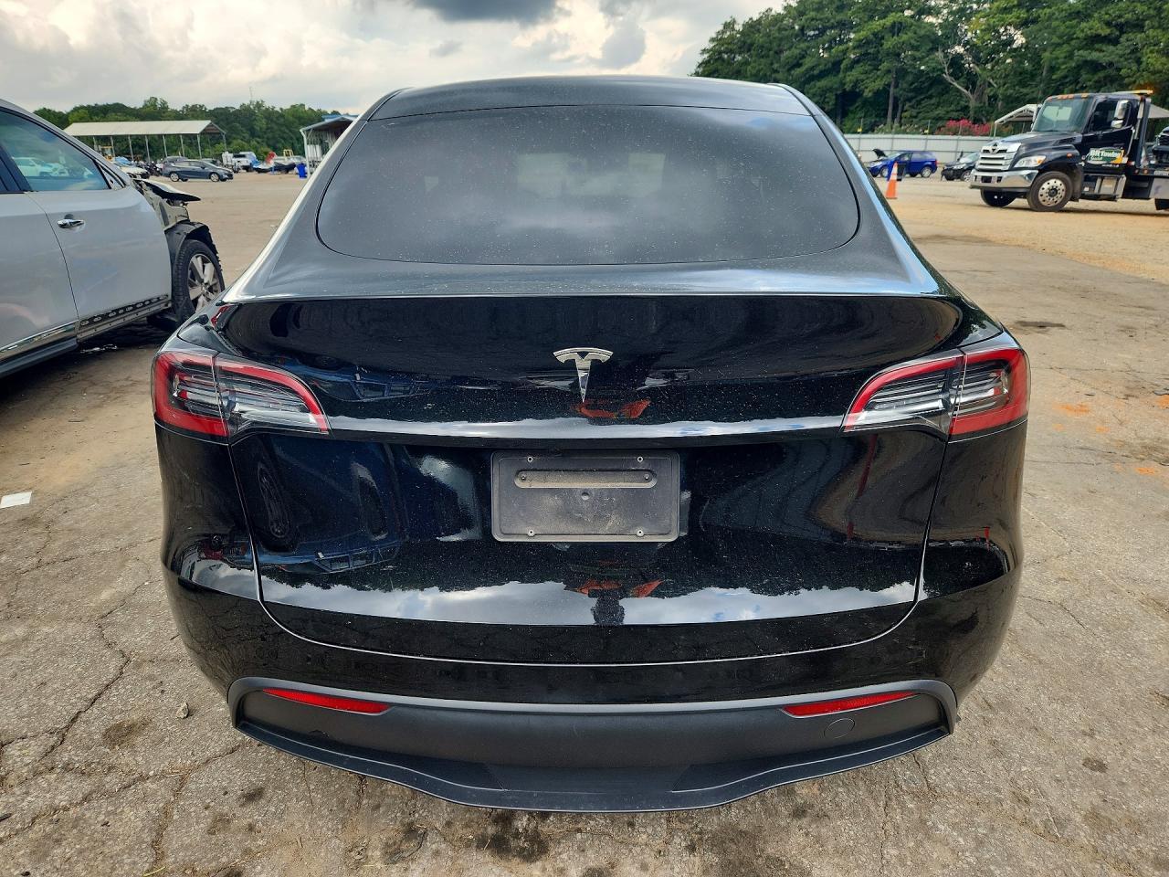 2025 Tesla Model Y - Фото 6