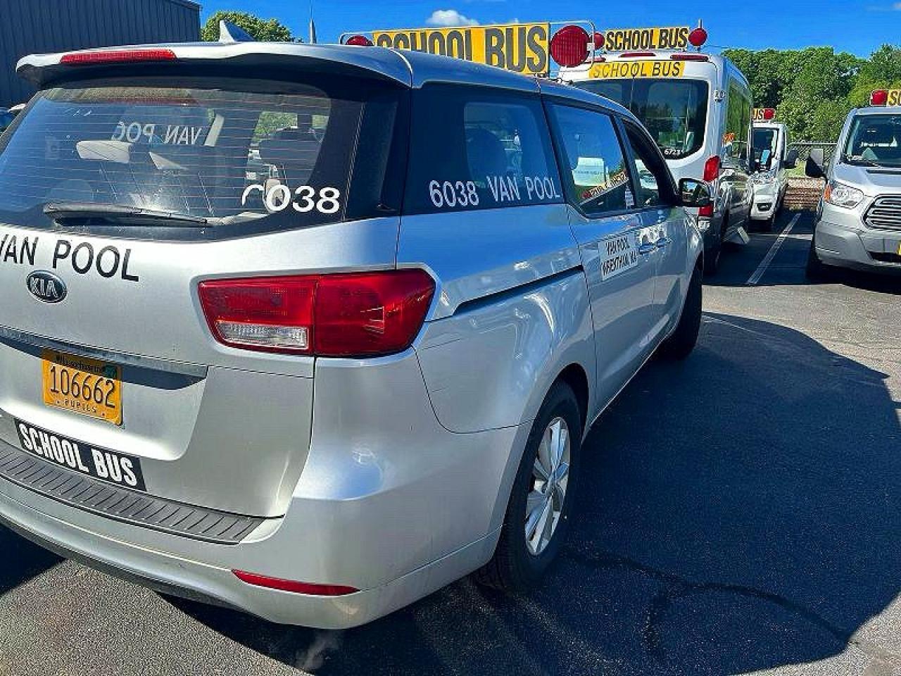 2017 Kia Sedona L - Фото 4