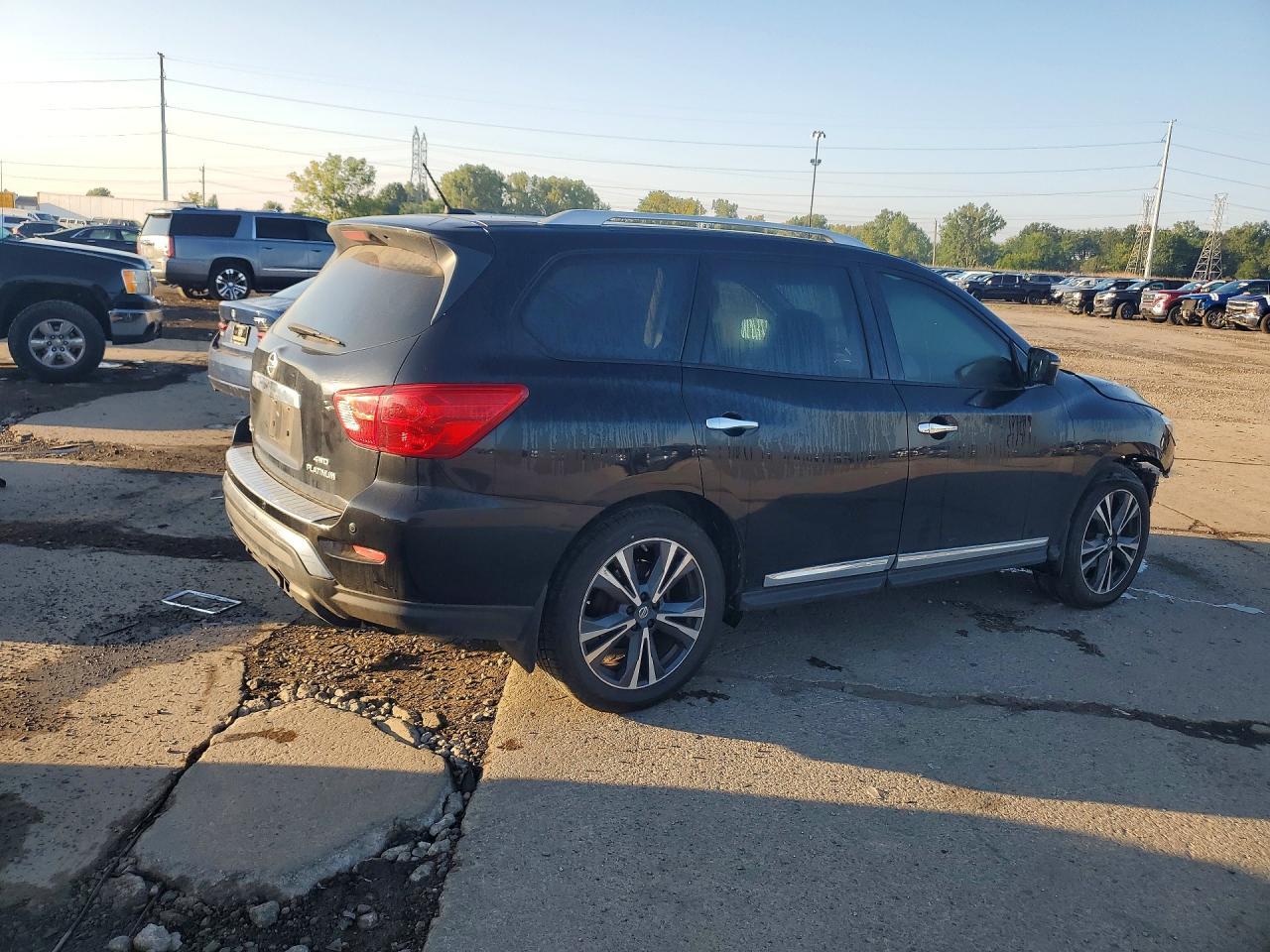2018 Nissan Pathfinder Platinum - Image 3