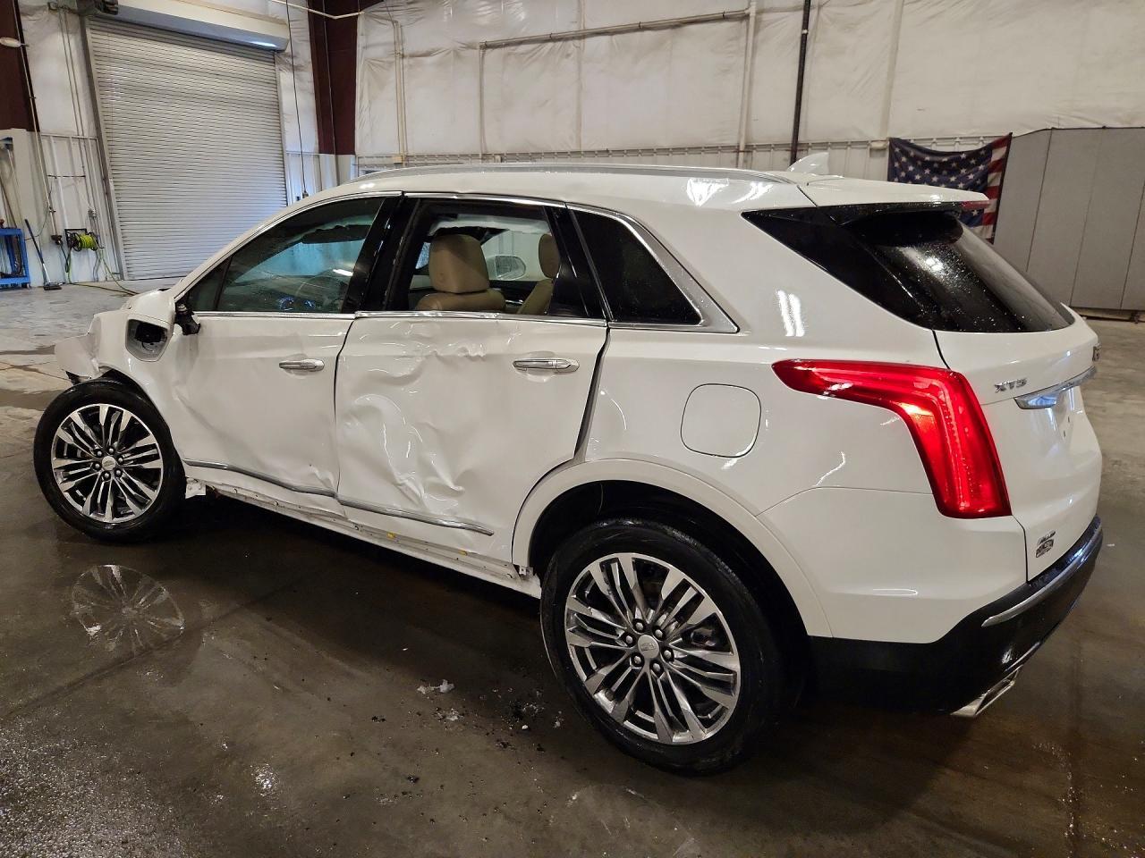 2017 Cadillac Xt5 Premium Luxury - Image 2