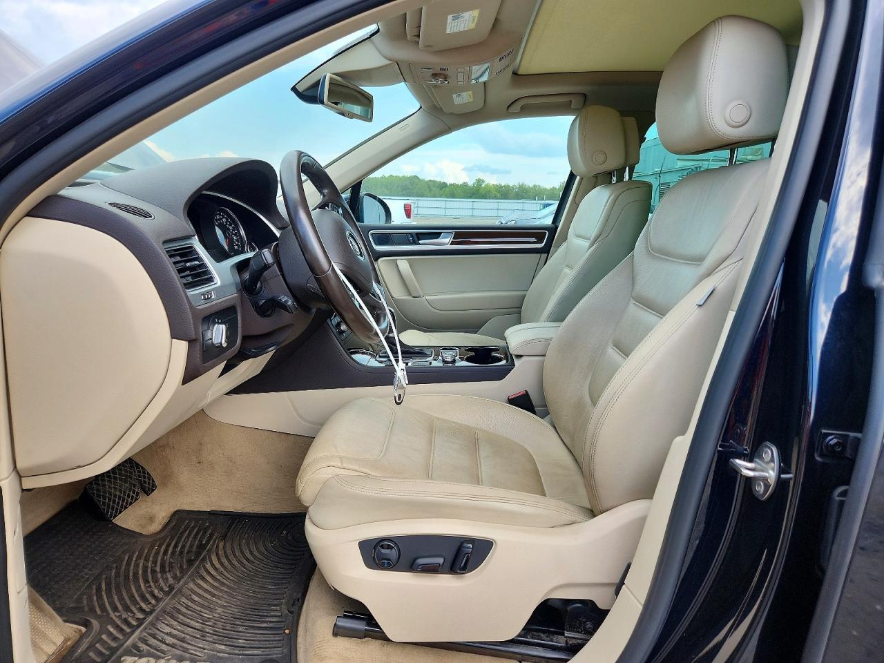 2015 Volkswagen Touareg V6 - Image 7