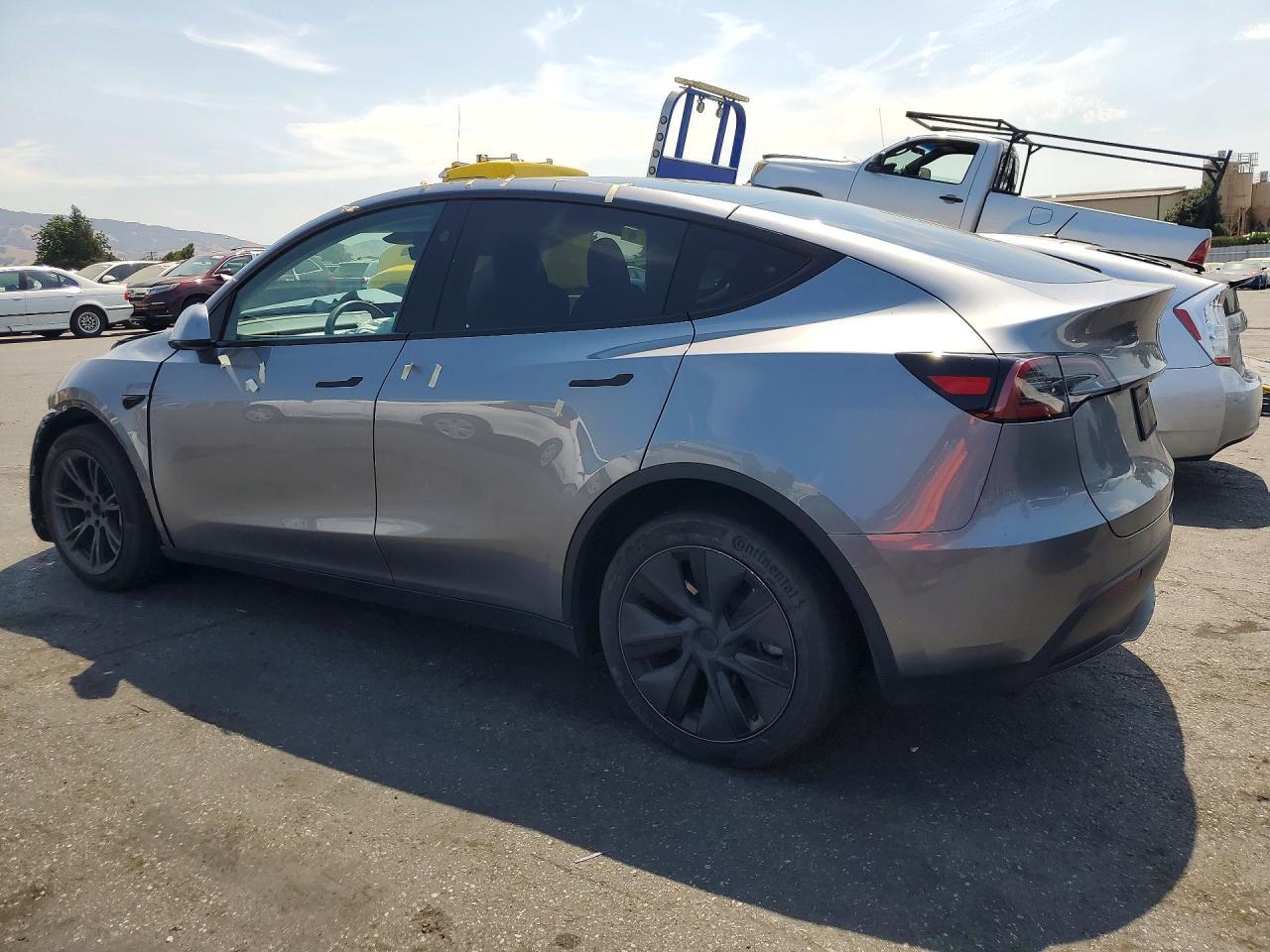 2025 Tesla Model Y - Фото 2