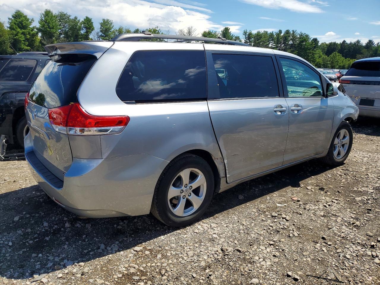 2011 Toyota Sienna Le - Фото 3