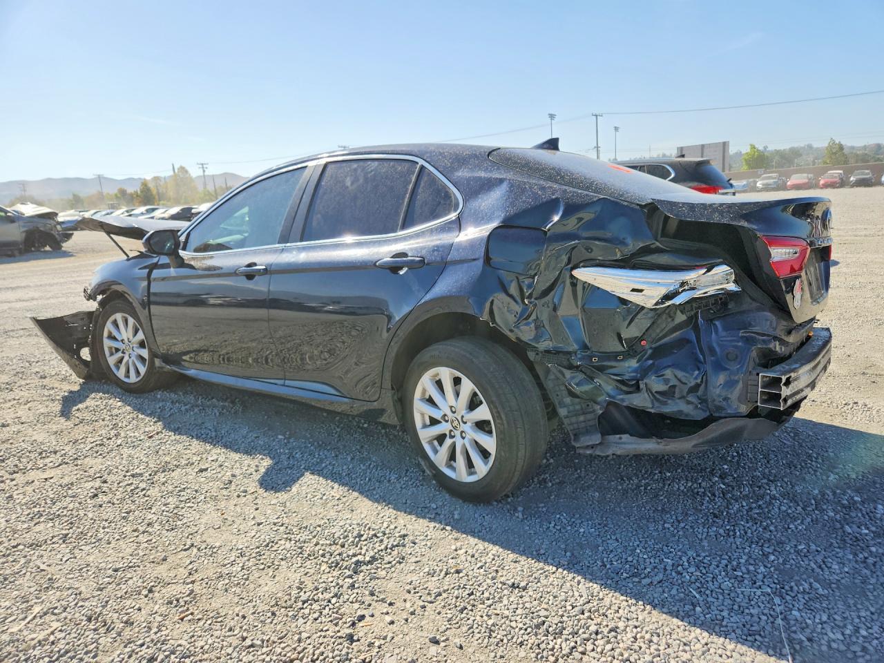 2020 Toyota Camry Le - Фото 2