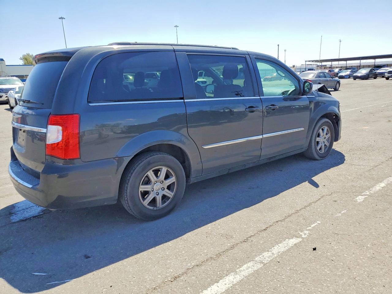 2012 Chrysler Town & Country Touring - Фото 3