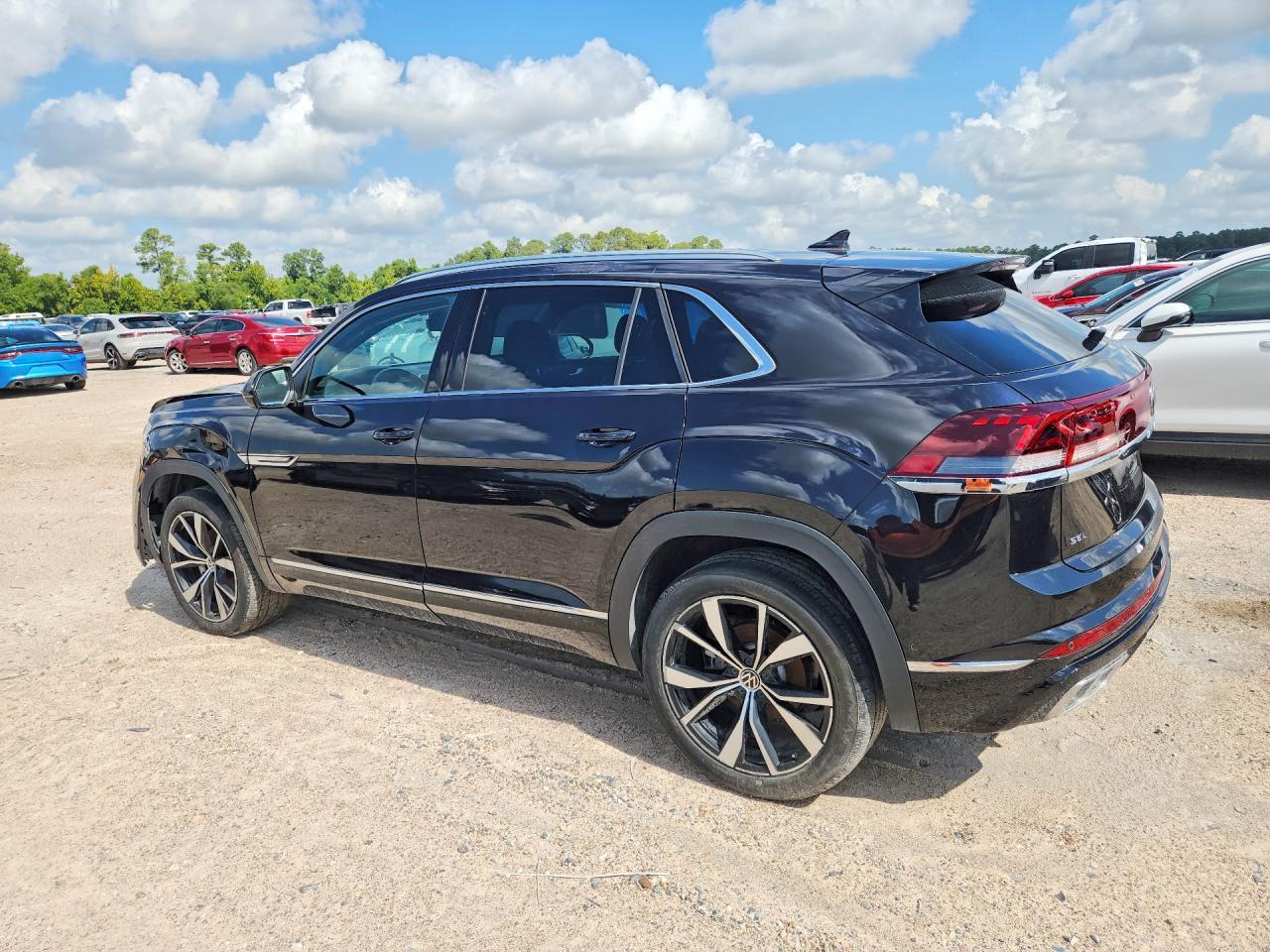 2024 Volkswagen Atlas Cross Sport Sel Premium R-Line - Image 2
