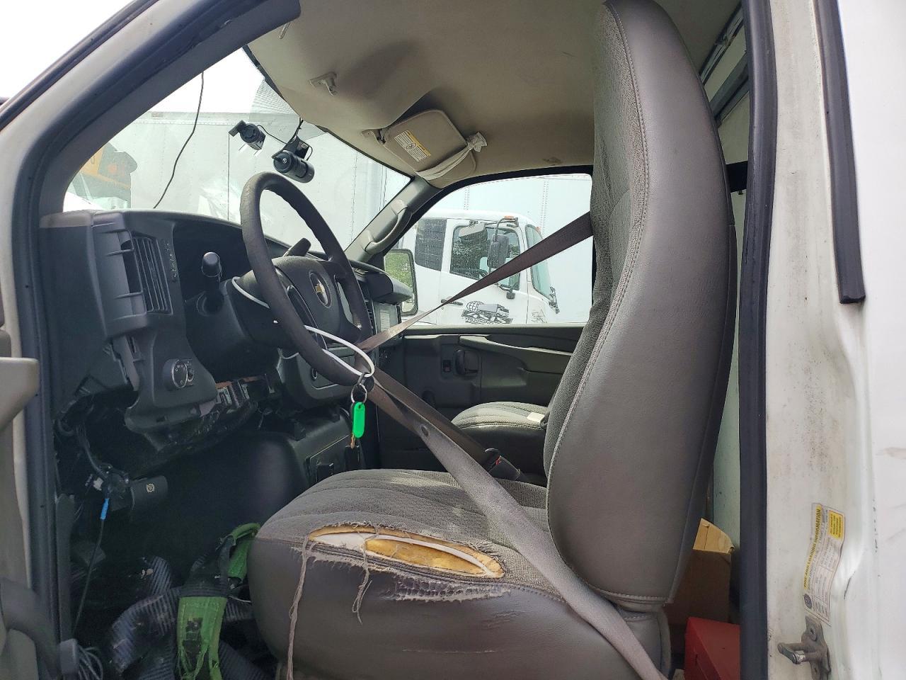 2010 Chevrolet Express Delivery Truck - Image 7