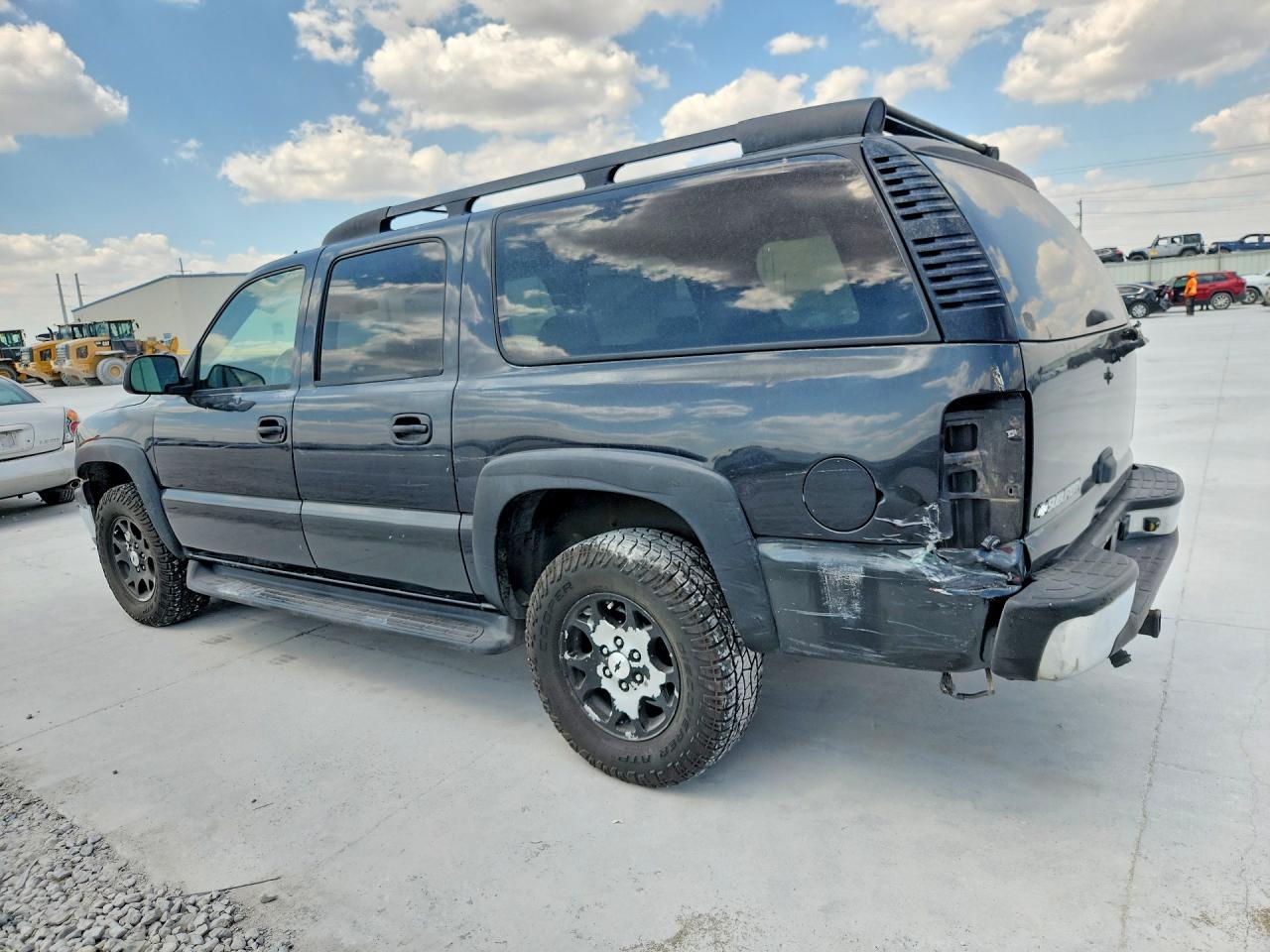 2006 Chevrolet Suburban C1500 - Image 2