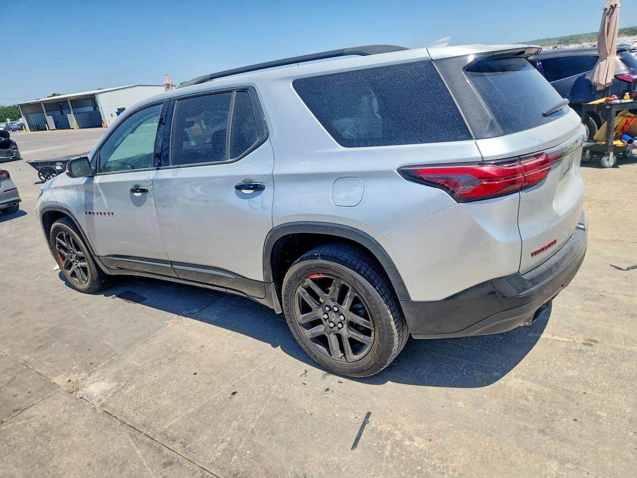 2022 Chevrolet Traverse Premier - Фото 2