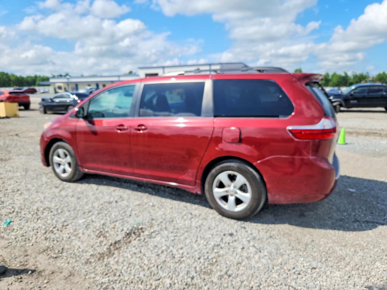 2017 Toyota Sienna Le - Фото 2