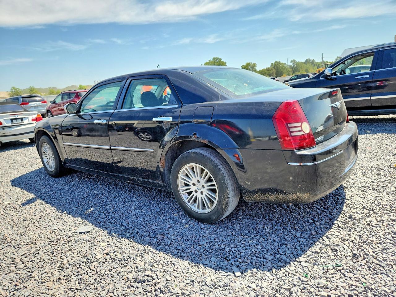 2010 Chrysler 300 Touring - Image 2