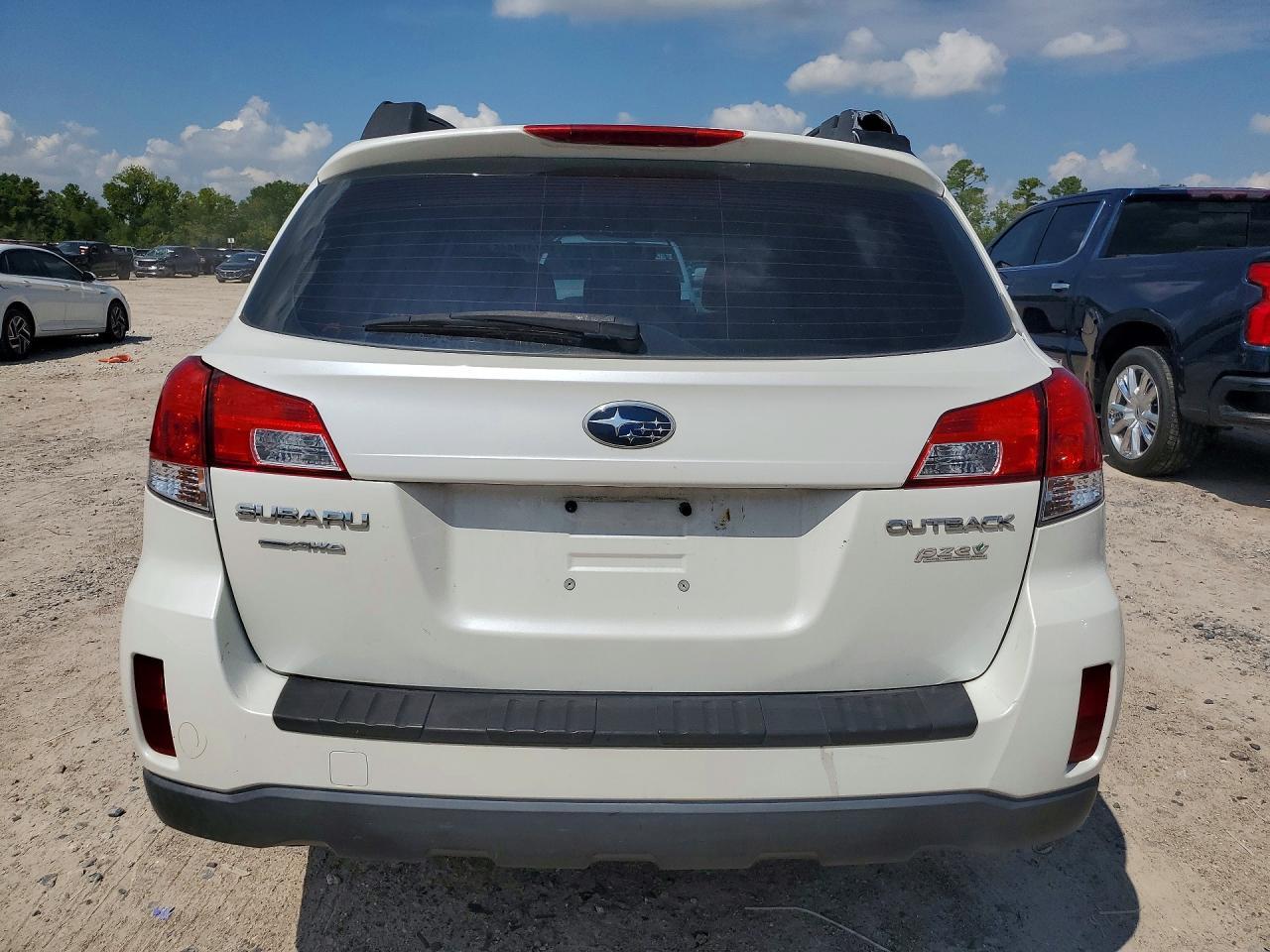 2014 Subaru Outback 2.5I - Image 6
