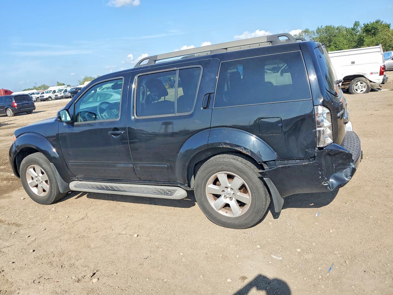 2012 Nissan Pathfinder S - Фото 2