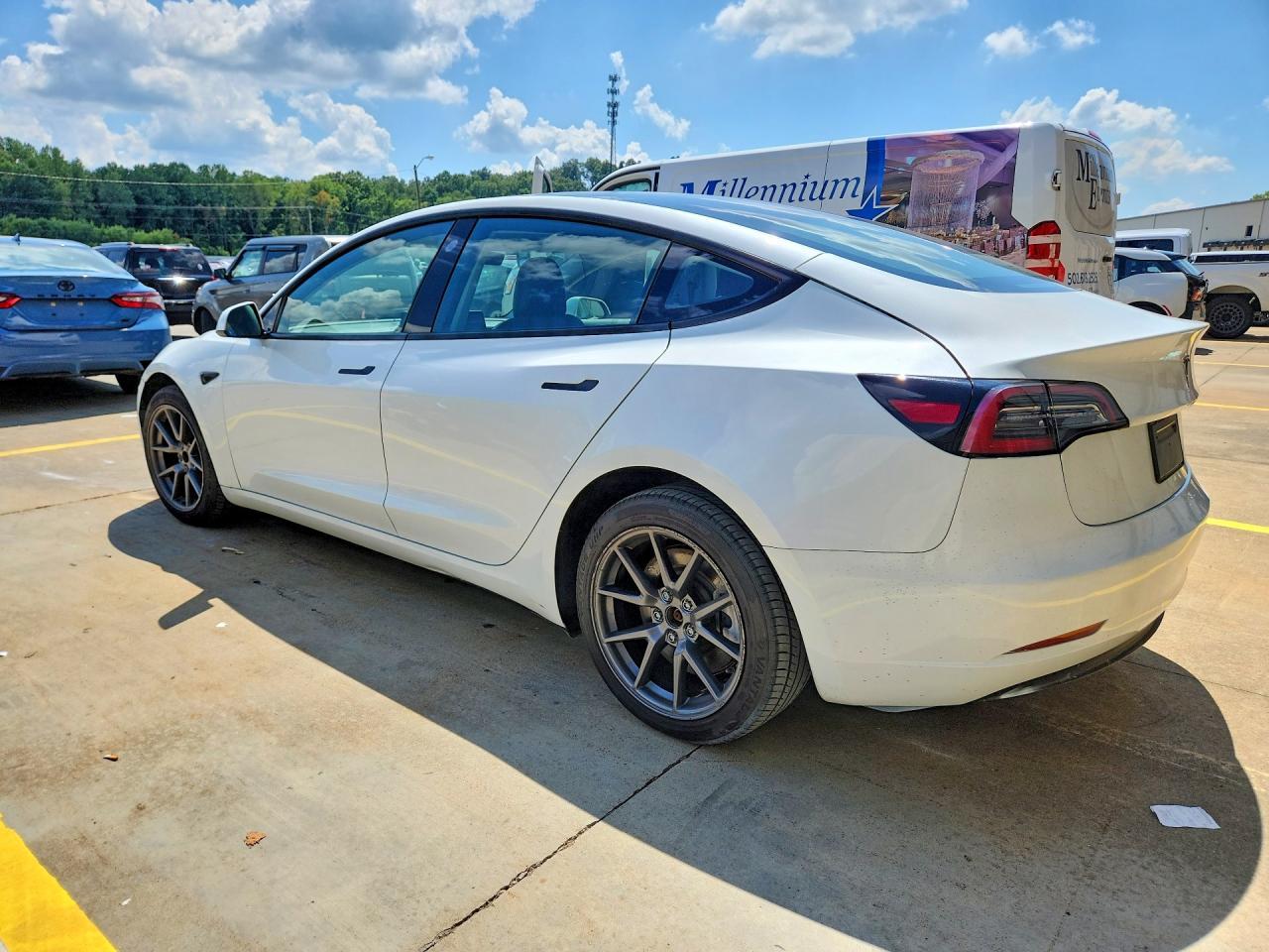 2023 Tesla Model 3 - Фото 2