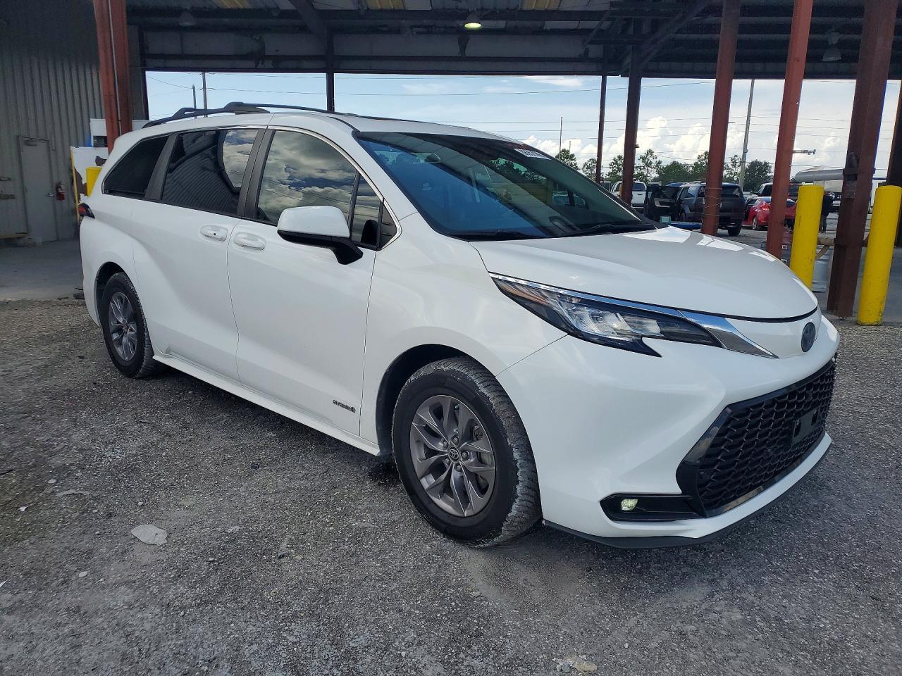 2021 Toyota Sienna Le Plus Package - Image 4