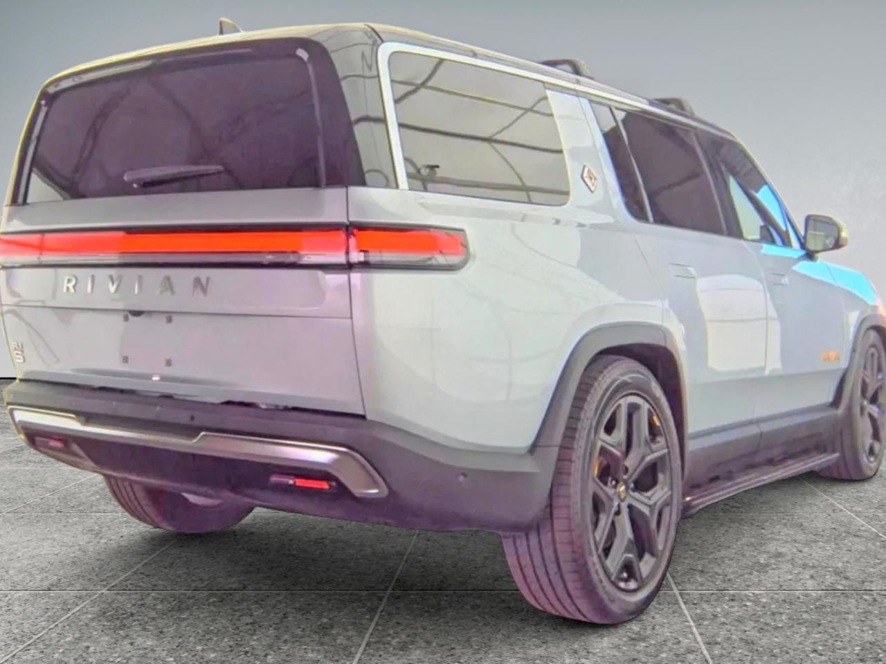 2023 Rivian R1S Adventure - Фото 4