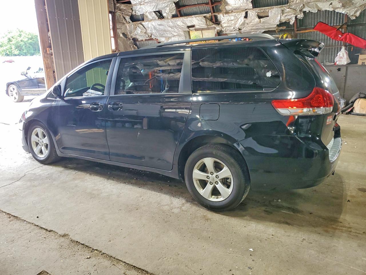 2011 Toyota Sienna Le - Фото 2