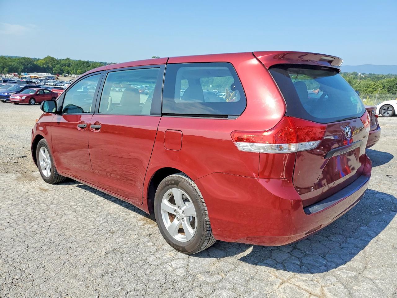 2013 Toyota Sienna L 7-Passenger - Фото 2