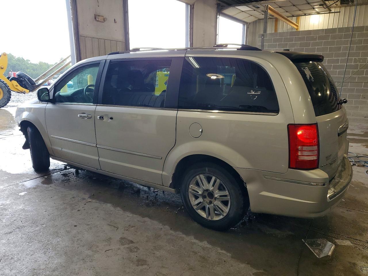 2008 Chrysler Town & Country Limited - Фото 2
