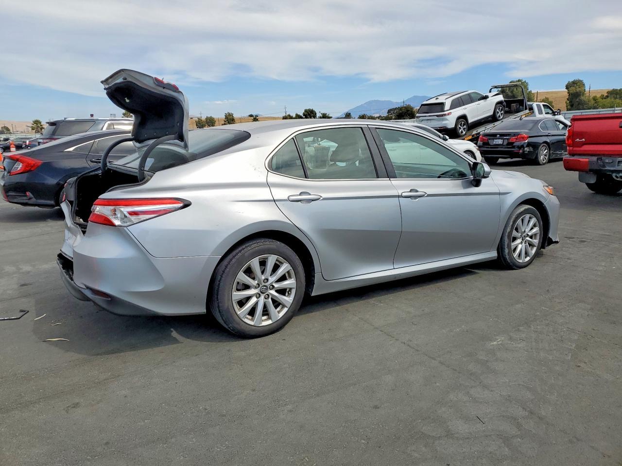 2018 Toyota Camry Le - Фото 3