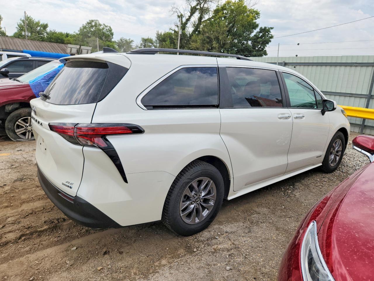 2021 Toyota Sienna Xle - Фото 3