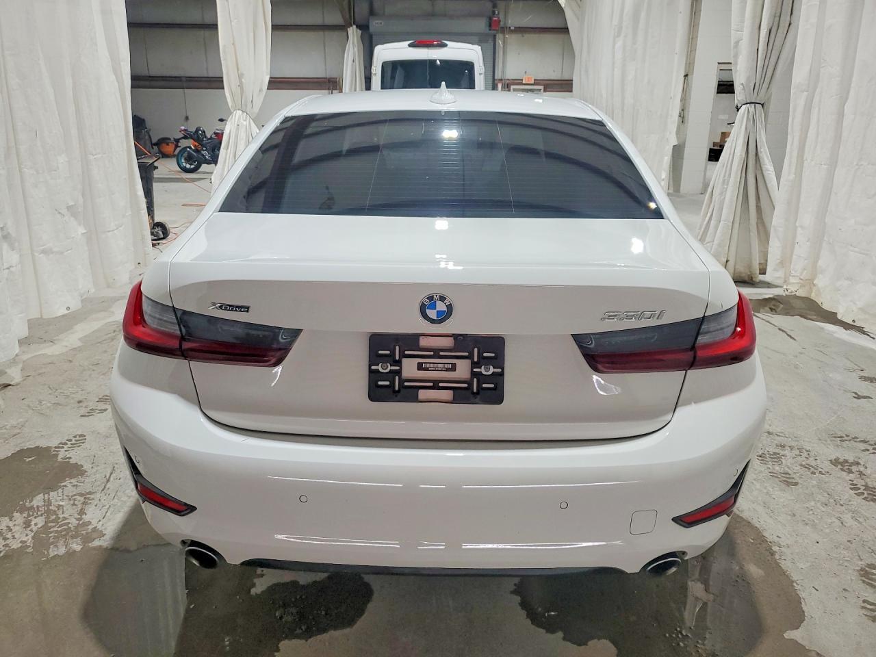 2022 BMW 330Xi - Фото 6