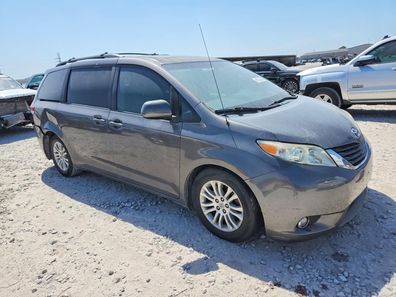 2011 Toyota Sienna Xle 8-Passenger - Image 4