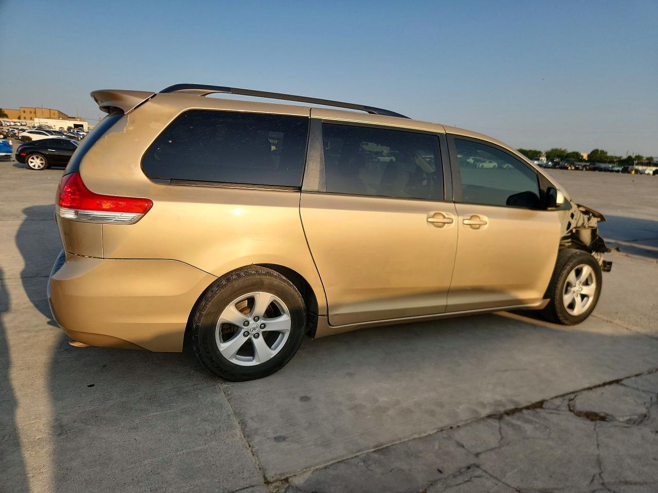 2011 Toyota Sienna Le - Фото 3